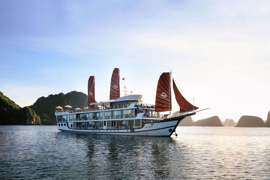 Ha Long & Lan Ha Bays: 2-Day Cruise with Meals & Kayaking - Key points at a glance