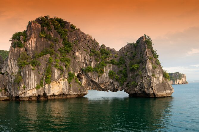 Halong Bay 6 Hours Cruise with Buffet, Sung Sot, Luon Cave, Titop - Hon Ga Choi Island and the classic photo pause