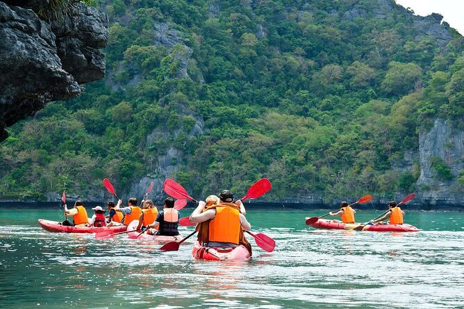 Halong Bay Deluxe Cruise with Lunch, Kayaking & Cave Tour - Set menu lunch and sunset tea
