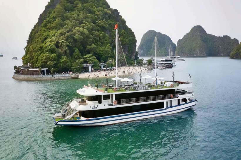 Hanoi: 5-Star Halong Bay Cruise with Lunch, Jacuzzi & Party - Luon Cave by kayak or bamboo boat