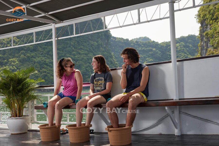 Hanoi: Cozy Halong Bay Overnight Cruise with Meals - Kayaking before checkout