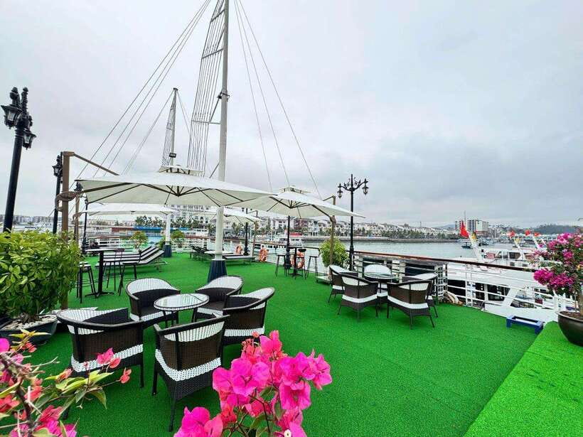 Hanoi: Ha Long Bay Day Trip - Luxury Cruise & Buffet Lunch - Sunset snacks, jacuzzi time, and the ride back