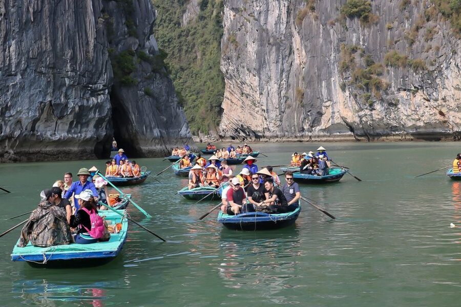 Hanoi: Islands & Caves Ha Long Cruise with Lunch & Kayaking - Seafood lunch with a view of the islands