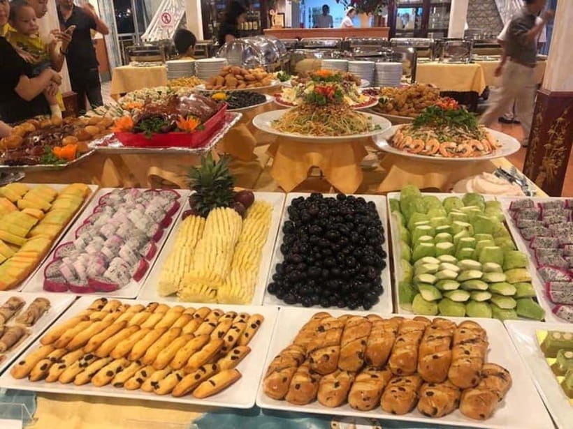 HCM: Night Experience Dinner Cruise on Saigon River - What dinner is like on board