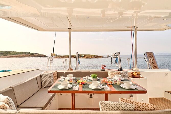 Heraklion: Dia Catamaran Cruise with Lunch by Top-50 Greek Chef - Unlimited drinks and a relaxed pace