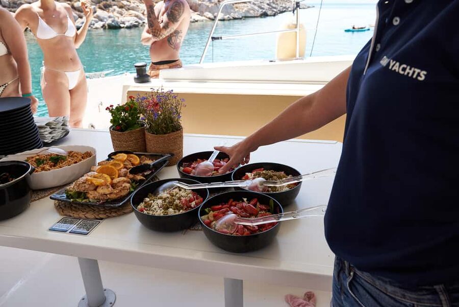 Hersonissos: Dia Catamaran Cruise with Lunch & Drinks - Lunch with Cretan flavors