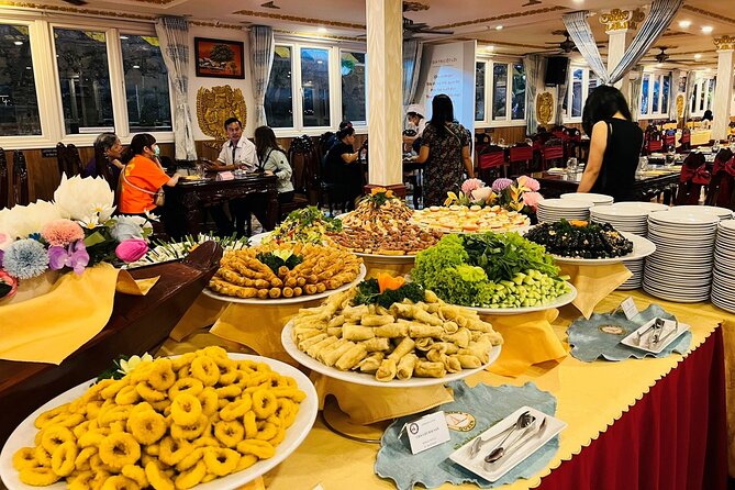 Ho Chi Minh City: Saigon River Dinner Cruise with Live Music - What this Saigon River evening is really like