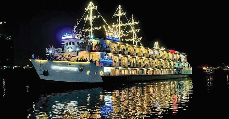 Ho Chi Minh City: Saigon River Dinner Cruise with Live Music - Boarding the riverboat after dark