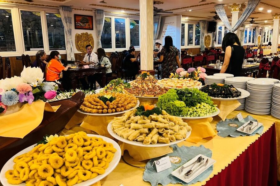 Ho Chi Minh City: Saigon River Dinner Cruise with Live Music - Who will enjoy this cruise most?