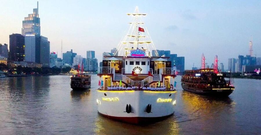Ho Chi Minh: Private City Tour and Dinner Cruise with Buffet - Why the scooter option offers more than a standard sightseeing loop