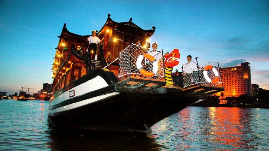 Ho Chi Minh: Private City Tour and Dinner Cruise with Buffet - Arriving at the Saigon River
