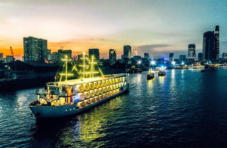 Ho Chi Minh: Private City Tour and Dinner Cruise with Buffet - Dinner, Vietnamese music, and the pace on board