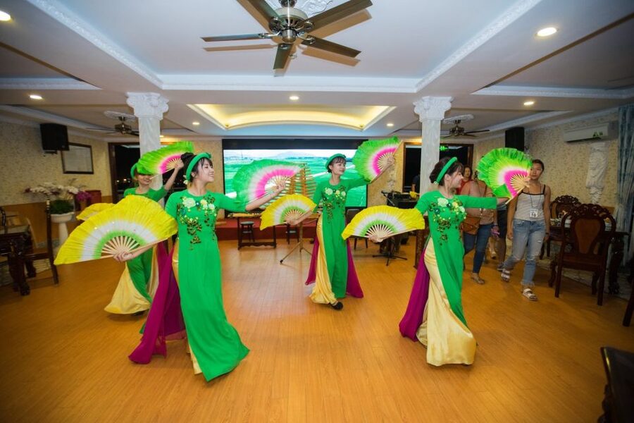 Ho Chi Minh: Private City Tour and Dinner Cruise with Buffet - Who should choose the cyclo, and who should choose the scooter?