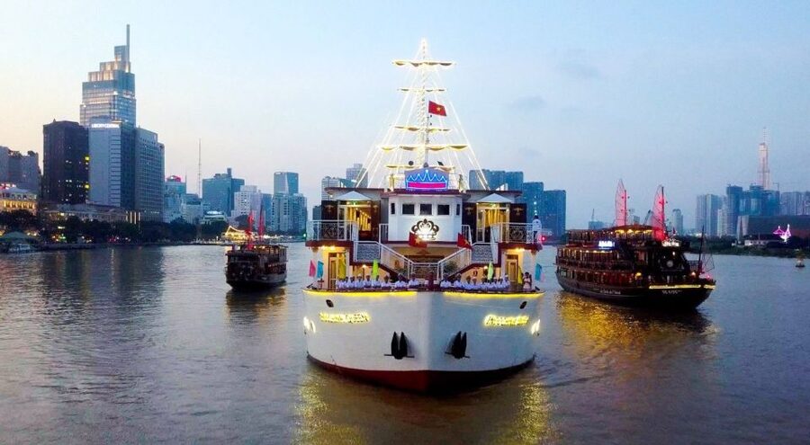 Ho Chi Minh: Private City Tour and Dinner Cruise with Buffet - The central sights: famous buildings and busy streets