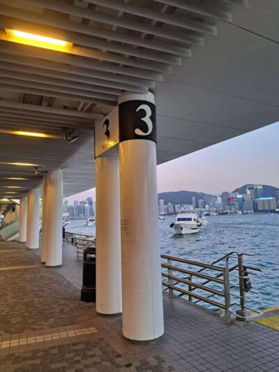 Hong Kong: Victoria Harbour Evening Cruise with Drinks