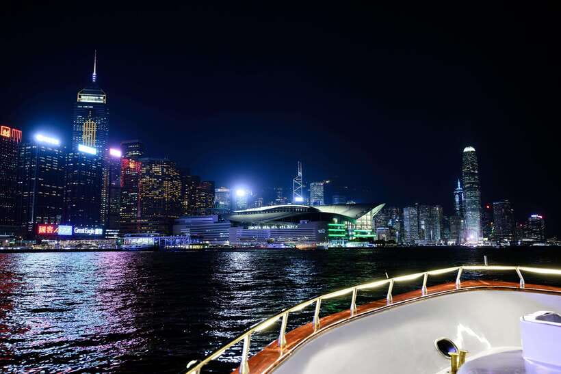 Hong Kong: Victoria Harbour Evening Cruise with Drinks - Drinks, snacks, and attentive service