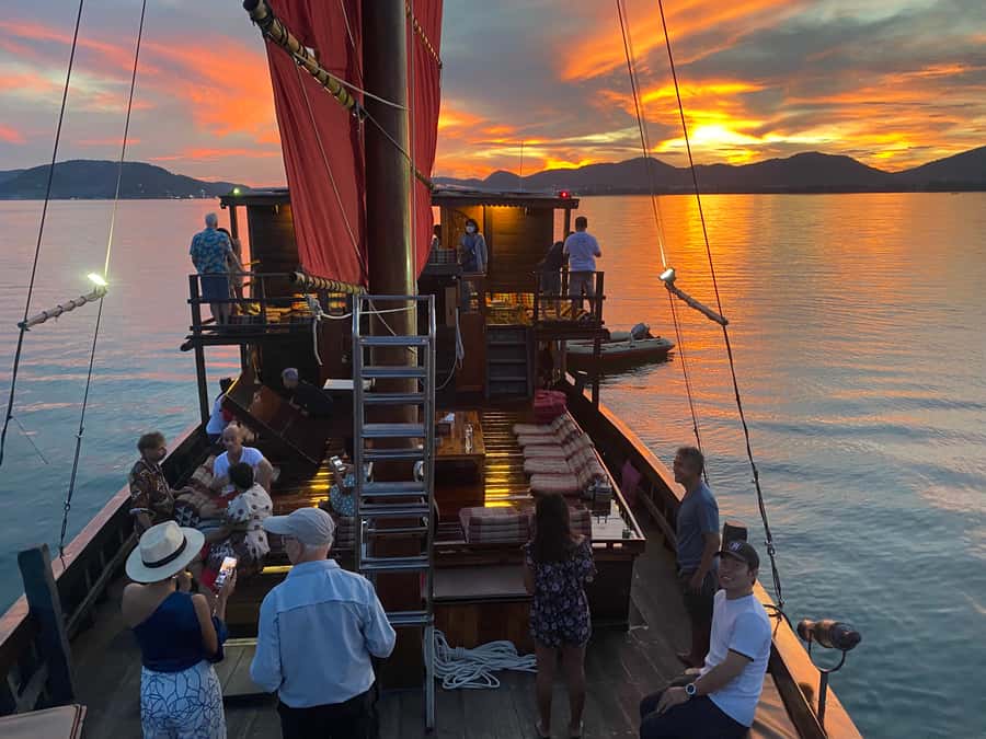 Hua Hin: Siamtara Sunset Sailing Dinner Cruise with Pickup - Watching Hua Hin Turn Gold