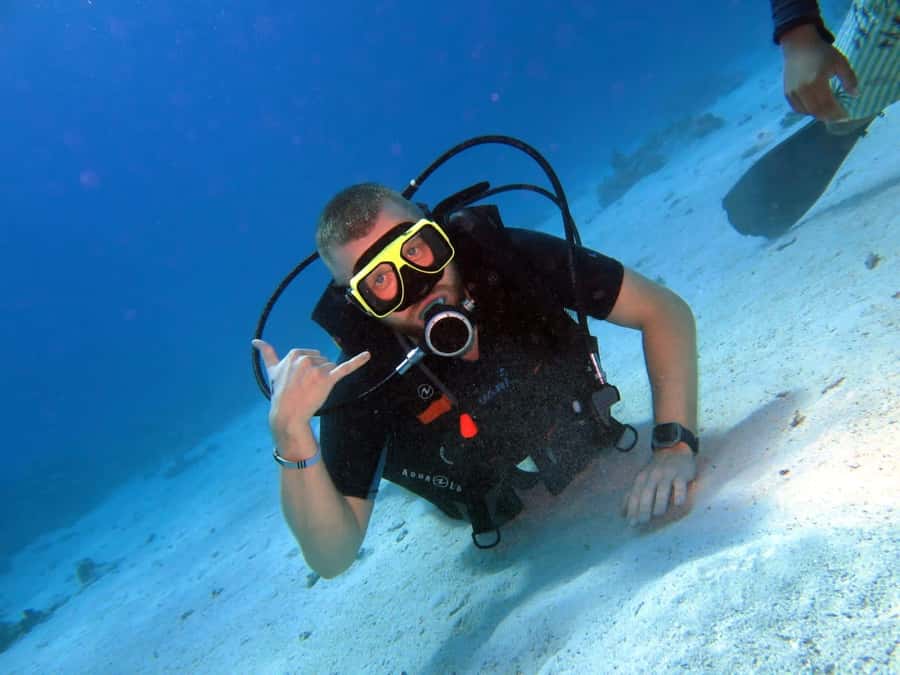 Hurghada: Scuba Diving cruise with lunch & pickup - Reaching the Hurghada marina by shared bus