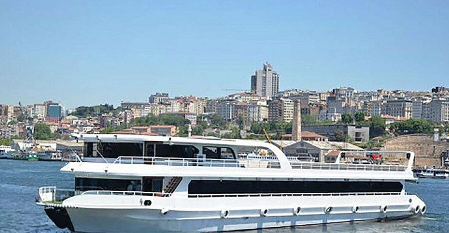Istanbul Bosphorus Dinner Cruise &Entertainment hotel pickup - Seeing Istanbul from the Bosphorus after dark