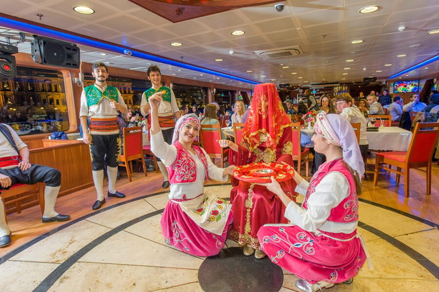 Istanbul: Bosphorus Dinner Cruise Incl. Drinks with Transfer - Maiden’s Tower and the return toward the city