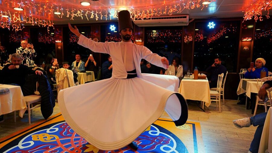 Istanbul: Bosphorus Dinner Cruise with Drinks & Turkish Show - Istanbul’s monuments from the water