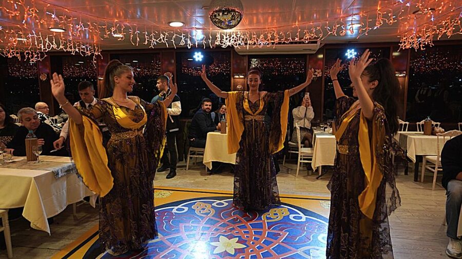 Istanbul: Bosphorus Dinner Cruise with Drinks & Turkish Show - The DJ set changes the mood