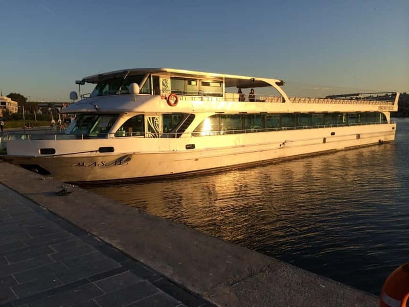 Istanbul: Bosphorus Dinner Cruise with Live Entertainment - Key points at a glance