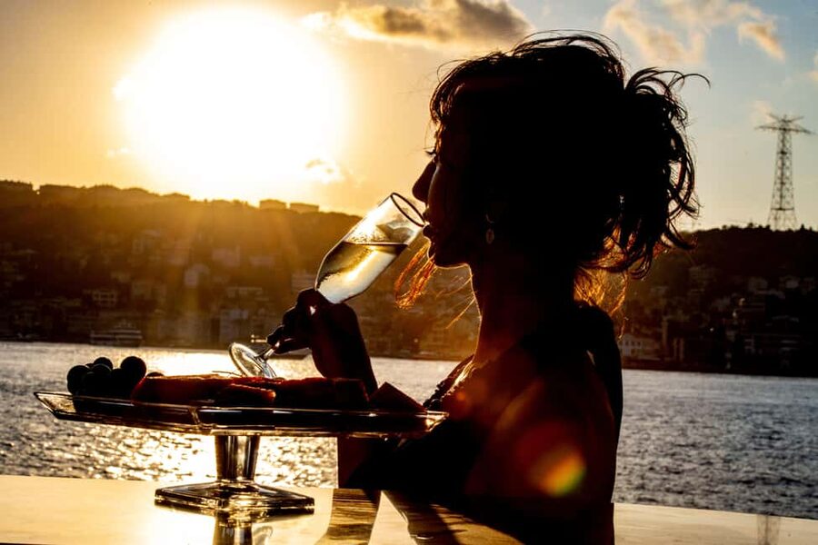 Istanbul: Bosphorus Lunch Cruise with Guide & Drinks - Key points to know before you book