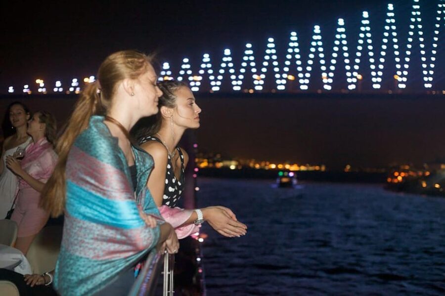 Istanbul: Bosphorus Night Dinner Cruise with Private Table - Maiden’s Tower and the return views