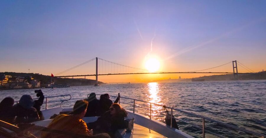 Istanbul: Bosphorus Sunset Cruise with Dinner - Key points at a glance