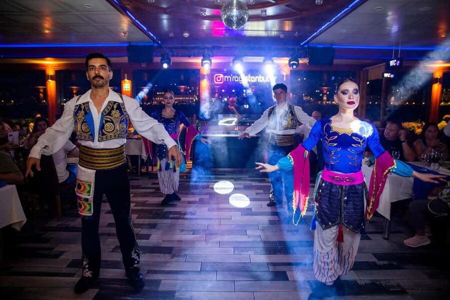 Istanbul: New Year's Eve Bosphorus Dinner Cruise Party 2026 - Night views of Istanbuls clubs and palaces