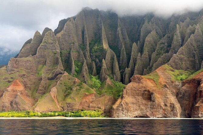 Kauai: Leila Na Pali Sunset Dinner Sail - Why the Na Pali Coast looks best from the water