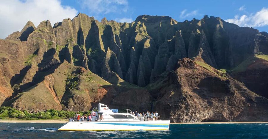 Kauai: Napali Sunset Dinner Cruise - Waterfalls, caves, and changing light