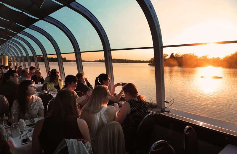 Kingston: Sunset Dinner Cruise - What dinner is like on a moving boat