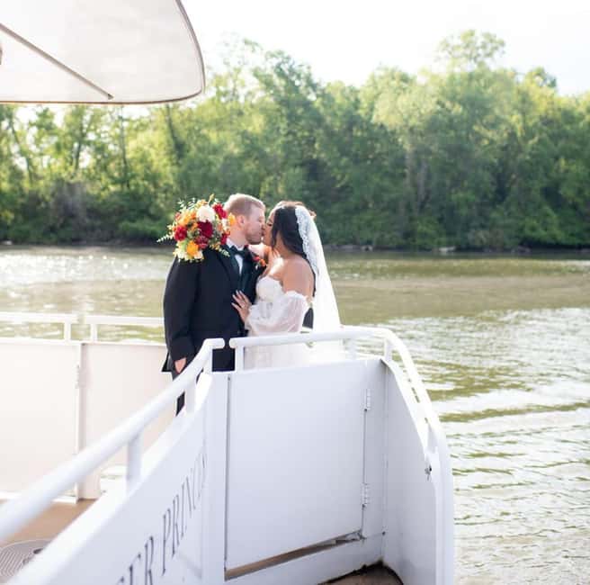 Knoxville: Sunset Dinner Cruise on Tennessee River - The upper-deck bar and the best way to use it