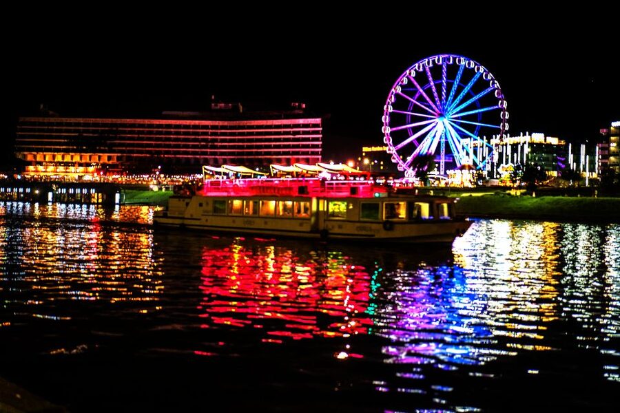 Krakow: Evening Cruise with a Glass of Wine - Bridges, Podgórze, and the modern riverfront