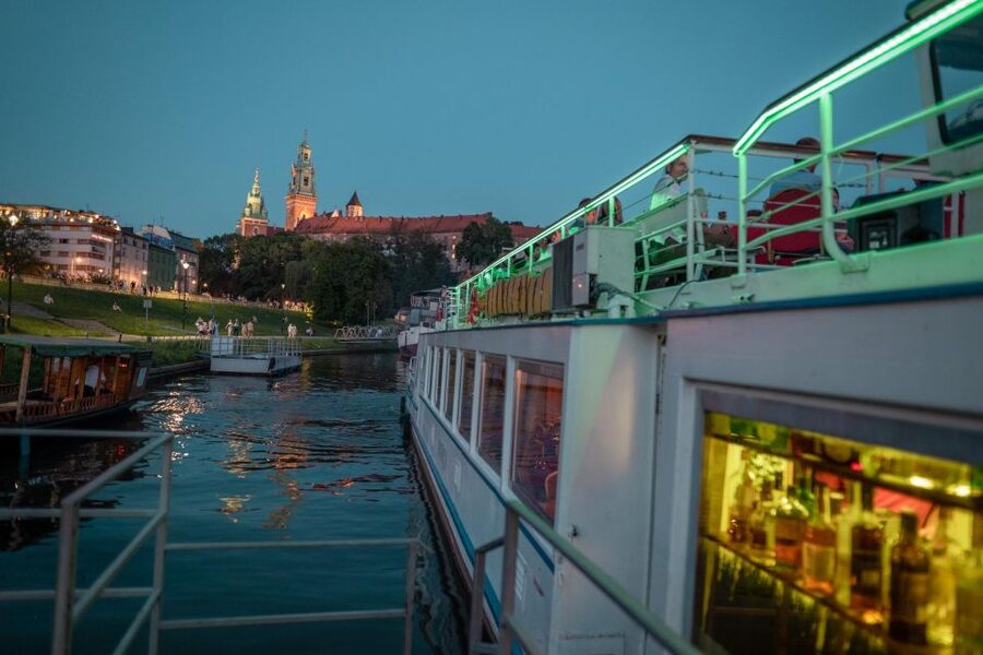 Krakow: Evening Cruise with a Glass of Wine - What the one-hour format really gives you