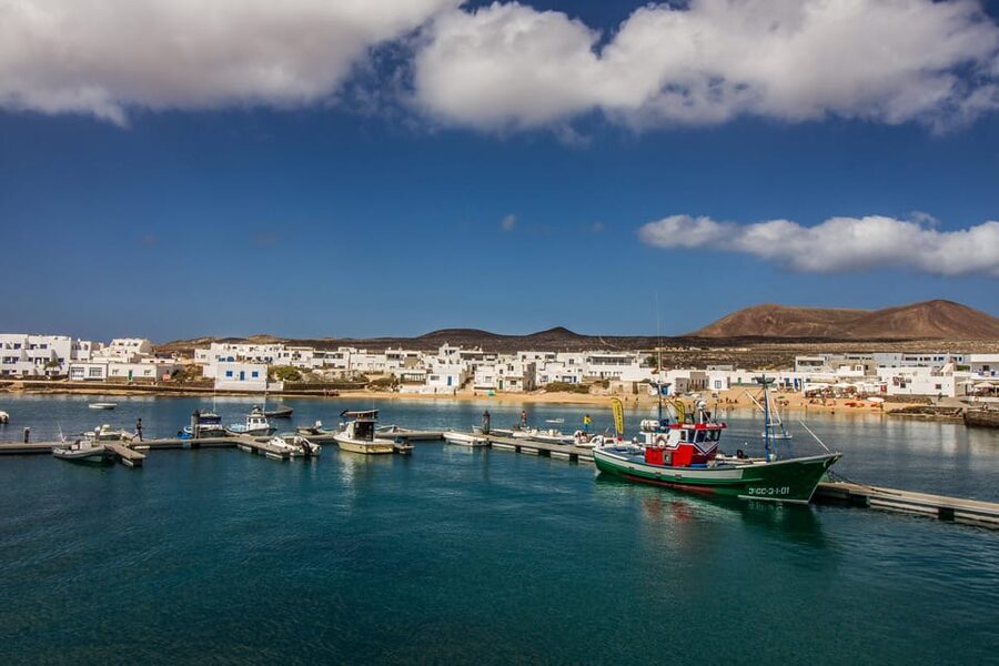 La Graciosa: Island Cruise with Lunch for Cruise Passengers - Boarding the catamaran near French Beach