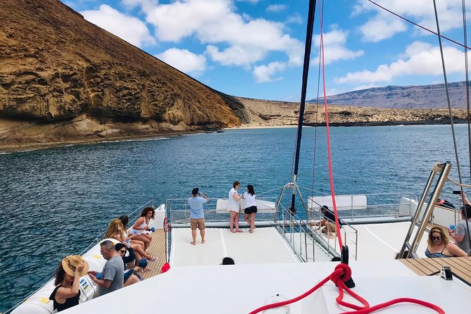 Lanzarote: La Graciosa island cruise with lunch and water activities - Boarding the catamaran at La Graciosa