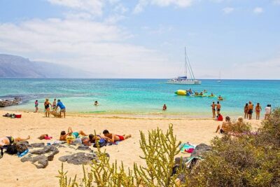 Lanzarote: La Graciosa island cruise with lunch and water activities