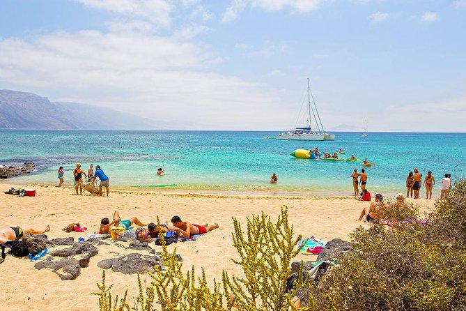 Lanzarote: La Graciosa island cruise with lunch and water activities - One hour in Caleta de Sebo
