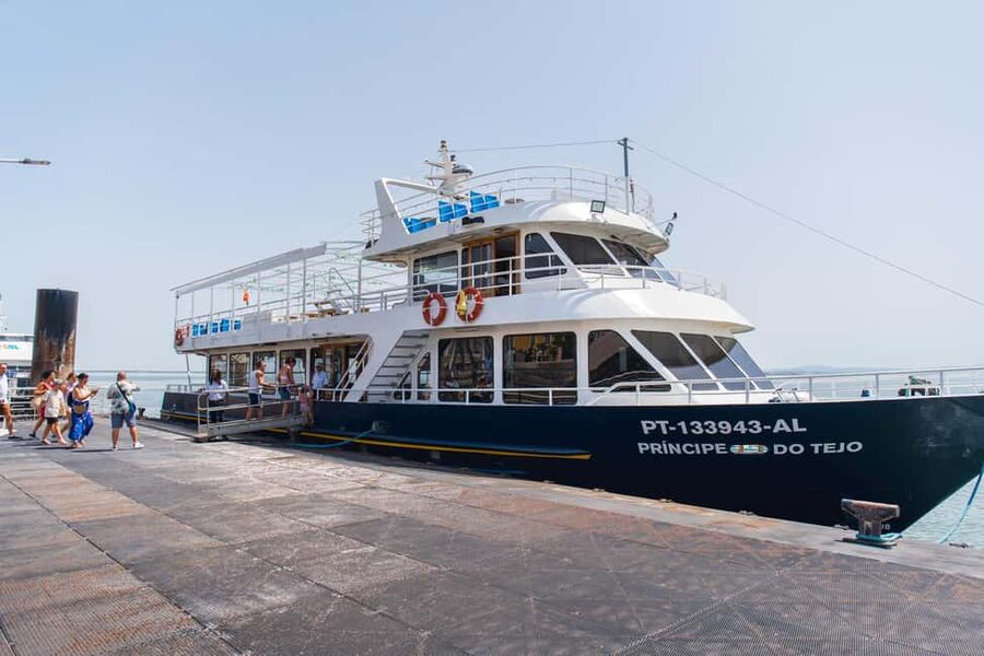 Lisbon: Tagus River Dinner Cruise with Fado Show - Key points to know before booking