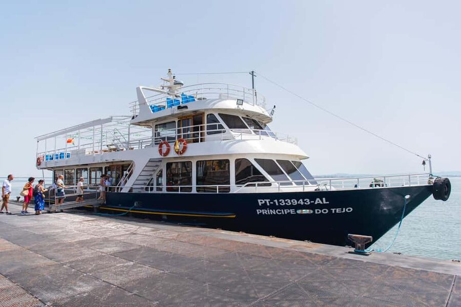 Lisbon: Tagus River Dinner Cruise with Live Jazz - Who Gets the Best Value at $81?