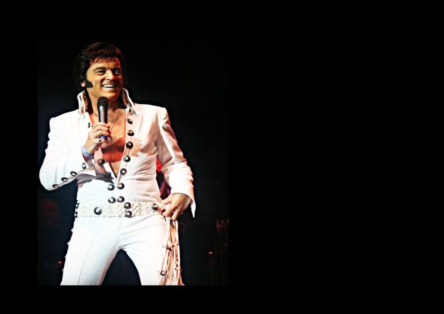 London: Dinner Cruise with Elvis Tribute on the Thames River - Elvis takes the spotlight on the Thames
