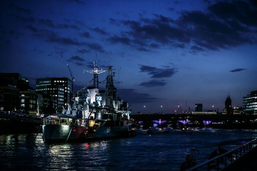 London: Murder Mystery Cruise With 3-Course Dinner - The turn toward Canary Wharf
