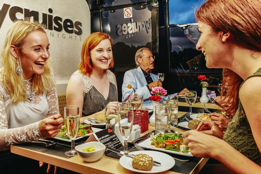 London: River Thames Dinner Cruise - Dinner, service, and table arrangements