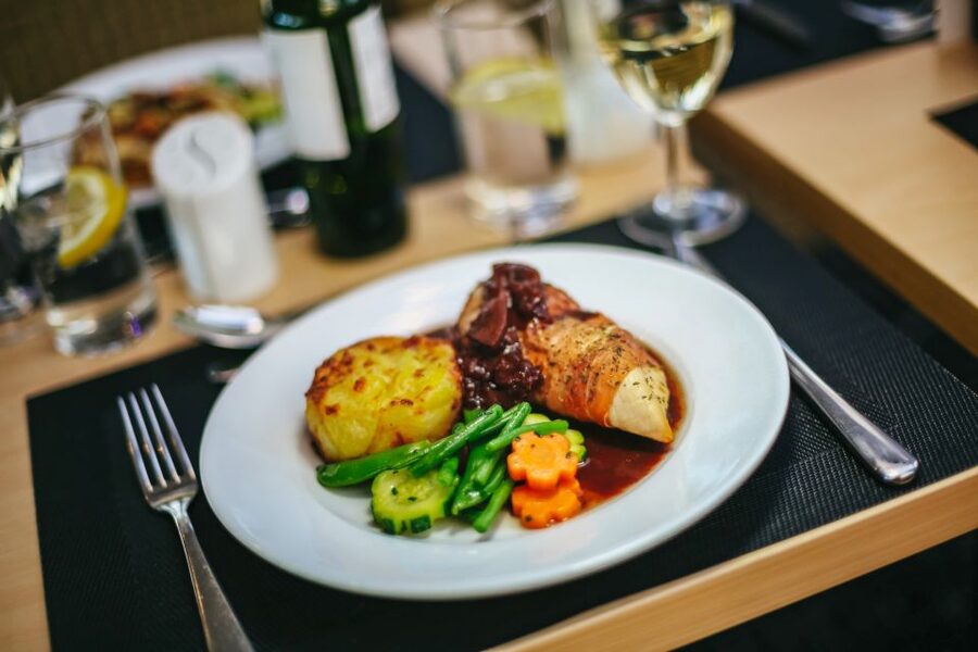 London: River Thames Dinner Cruise - Live singing and optional dancing