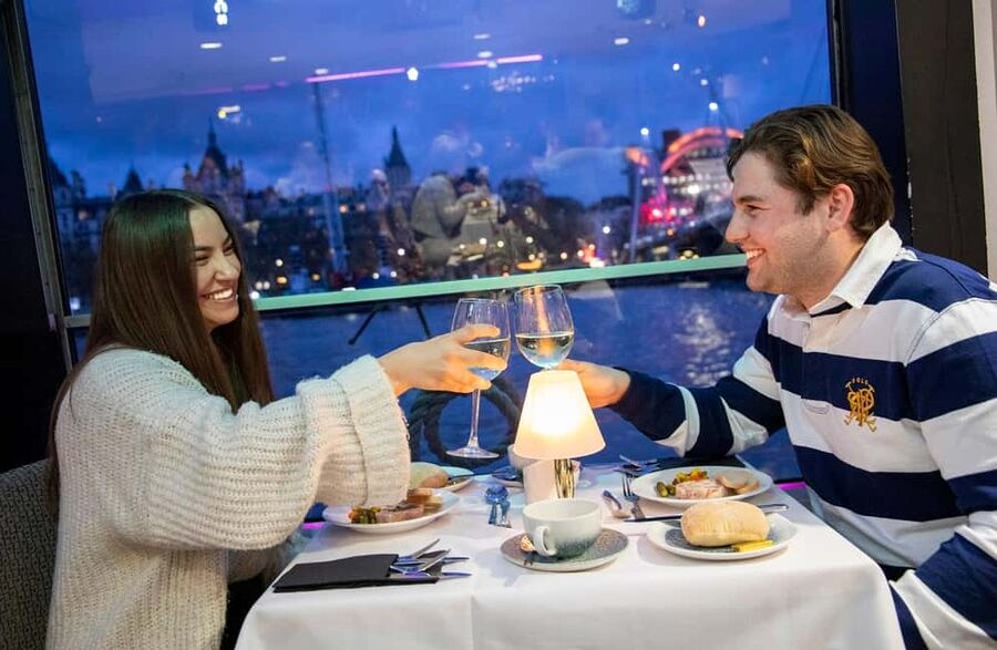 London: River Thames Dinner Cruise with Live Jazz - The first course sets the pace