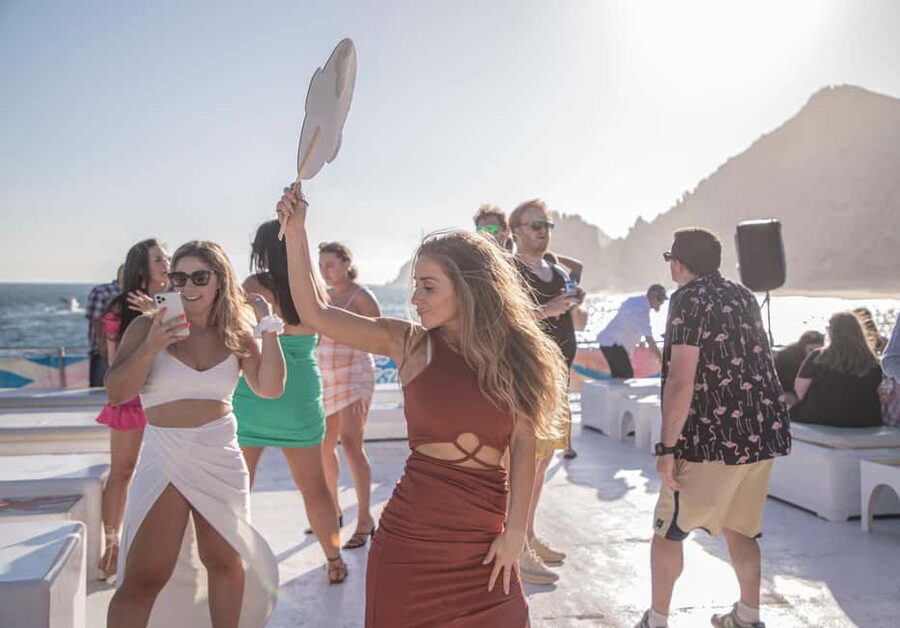 Los Cabos: Sunset Fajitas Dinner Cruise on Cabo Escape - Open bar, cocktails, and what the $99 price covers