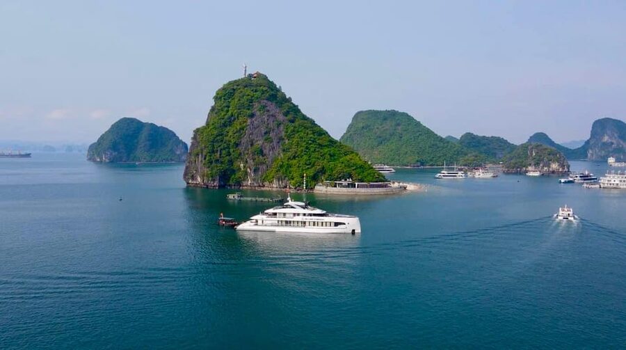 Luxury Ha Long Symphony Day Cruise With Lunch, Cave & Island - A Vietnamese lunch while the boat keeps moving